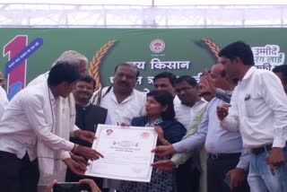 Culture Minister dr Vijayalakshmi Sadho distributed loan waiver