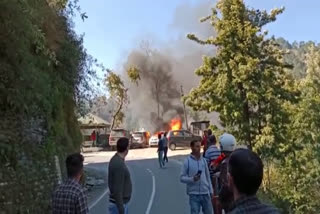 2 vehicles caught on fire parked on the roadside in chamba, सड़क किनारे खड़ी 2 गाड़ियों में अचानक लगी आग