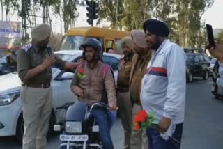 Patiala traffic police make people aware by singing and roses