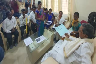 Flood victims met Siddaramiah with demanding