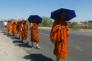 Buddhist monks  Buddhist monks at Barmer  Buddhist monks promoting world peace  Munabao  Barmer news  സമാധാന സന്ദേശം  ലോക സമാധാനം  രാജസ്ഥാൻ  ബുദ്ധ സന്യാസിമാരുടെ പദയാത്ര