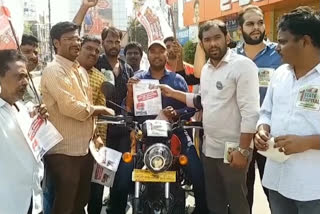 Distribution of student-youth icon leaflets in Guntur on amaravathi issue