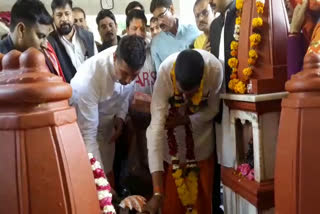 govind-singh-arrives-at-the-pitambara-mata-temple-with-jeetu-patwari-datiya