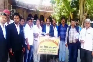 सड़क बनाने के विरोध में उतरे ग्रामीण, Villagers descended against the road