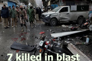 Bomb blast near court in Pakistan,7 killed