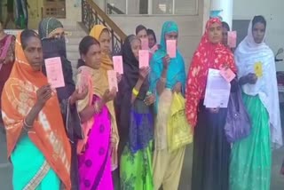 रामगढ़ः डीलर की मनमानी के खिलाफ गांव की महिलाओं ने DC से की शिकायत