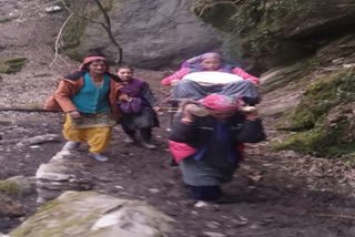 Kullu news slings patients ferried to hospitals Seinj Valley റോഡും ആശുപത്രിയുമില്ല: ഗര്‍ഭിണിയെ നാട്ടുകാര്‍ കസേരയില്‍ ചുമന്നത് 18 കിലോമീറ്റര്‍ ഹിമാചല്‍പ്രദേശിലാണ് സംഭവംർ