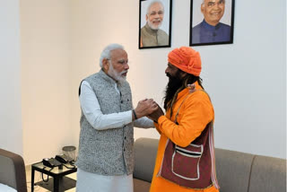 PM Modi meets rickshaw-puller Mangal Kewat in Varanasi