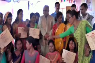 Free sewing machine distribution among women in Dhanbad