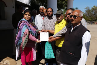 Pensioners submitted memorandum in the name of Chief Minister