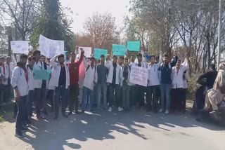 medical students protest against college management