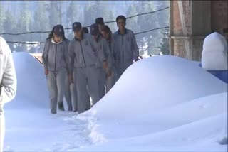 Children cleaned snow to reach school in narkanda