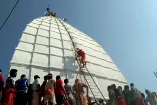 देवघरः बाबा मंदिर और पार्वती मंदिर के शीर्ष से उतारा गया पंचशूल, सुरक्षा का पुख्ता व्यवस्था