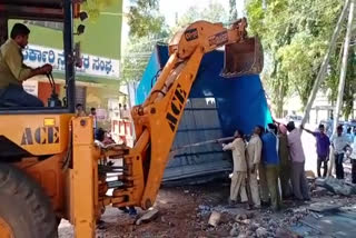 destroy of unauthorized shops in chickmagaluru!