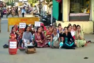 protest of Congresswoman on increasing domestic gas price in Rajnandgaon