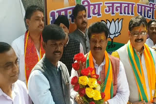 BJP में वापस लौटने के बाद बाद पहली बार भाजपा कार्यालय पहुंचे अभय सिंह, फूल माला से किया गया स्वागत