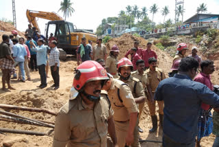 പാലം നിര്‍മാണത്തിനിടെ മണ്ണിടിച്ചില്‍  മണ്ണില്‍ കുടുങ്ങിയ തൊഴിലാളി രക്ഷപെടുത്തി  land sliding  കൊല്ലം  kollam latest news