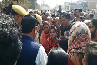 Residents protest Hanumangarh, अवैध शराब बिक्री का विरोध हनुमानगढ़