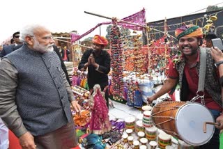 PM Modi makes surprise visit to 'Hunar Haat' at Rajpath; relishes 'litti-chokha'  PM Modi  'Hunar Haat'  Rajpath  litti-chokha'  ലിറ്റി ചോഖ  കുൽഹാർ ചായ  ഹുനാർ ഹത്ത്  മോദി  ലിറ്റി ചോഖയും കുൽഹാർ ചായയും കുടിച്ച് മോദി  ഹുനാർ ഹത്തിൽ അപ്രതീക്ഷിത അഥിതിയായി മോദി