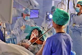 violinist-plays-violin-during-brain-surgery-in-london-uk