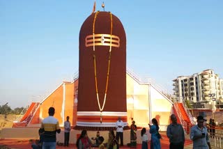 35 feet high Shivling made using 35 lakh Rudraksha beads