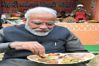 PM Narendra Modi eating Litti-Chokha In Hunar Haat in Delhi