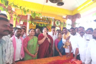 Minister Satyavati participating in the Bonala Festival in mahabubabad district