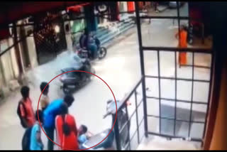 Couple held for thrashing boy  CCTV footage  Hyderabad  വിദ്യാര്‍ഥിയെ മര്‍ദ്ദിച്ച ദമ്പതികള്‍ അറസിറ്റില്‍  ദമ്പതികള്‍ അറസിറ്റില്‍  ഹൈദരാബാദ്: