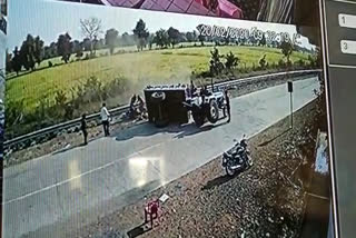 Tractor trolley full of laborers overturned