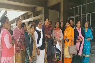 anganwadi workers called for jail bharo andolan