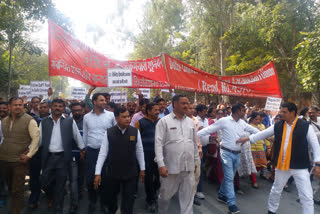 Non-Teaching Staff of DU on strike, march to VC residence