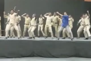 Bengaluru: Northeastern Division of Police who are in Relax Moody by dancing  latest bengaluru  zoomba  ബെംഗ്ലൂരില്‍ പൊലീസ്‌ ഉദ്യോഗസ്ഥര്‍ക്കായി സൂംബ ഡാന്‍സ്