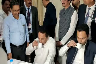 CM Kamal Nath tastes coffee