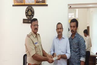 police-handed-over-money-in-shimoga