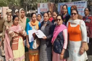 anganwadi workers protest against punjab government in bathinda