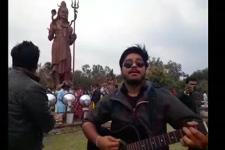 singing with violine on mahashivratri