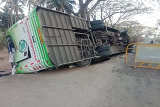 Bus overturned: one dead, 11 injured