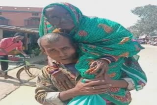 son carries mother on shoulder, balesore latest news, son carries mother in balesore, ବାଲେଶ୍ବରରେ ମା’ଙ୍କୁ କାନ୍ଧରେ ବୋହିଲା ପୁଅ, ବାଲେଶ୍ବର ଲାଟେଷ୍ଟ ନ୍ୟୁଜ୍‌, ମା’ ଙ୍କୁ କାନ୍ଧରେ ବୋହିଲା ପୁଅ