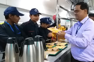 veg food in Mahakal express  IRCTC Ashwini Srivastava  Kashi Vishwanath  Kashi Mahakal express train  കാശി മഹാകല്‍ എക്‌സ്‌പ്രസ്  സസ്യാഹാരം  ശിവന്‍ റിസര്‍വേഷന്‍  അശ്വിനി ശ്രീവാസ്‌തവ  ഐ‌ആർ‌സി‌ടി‌സി  ജ്യോതിർലിംഗ-ഓംകാരേശ്വർ  മഹാകലേശ്വർ  കാശി വിശ്വനാഥ്  ട്രെയിനില്‍ ശിവവിഗ്രഹം  ഉജ്ജയിന്‍  വാരാണസി