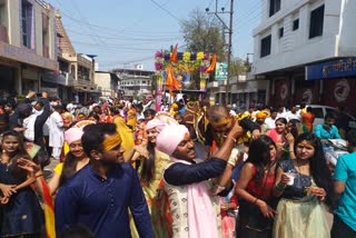 sage-saints-seen-riding-on-buggy-in-shivas-procession-devotees-danced-fiercely-in-khargone