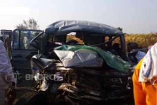 bus-jeep collision  four killed in accident  accident in Maharashtra's Solapur  death in road accident  മഹാരാഷ്‌ട്ര അപകടം  സോളാപൂര്‍ അപകടം  ബസ് ജീപ്പ് അപകടം