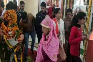 Crowd of devotees in Shiva temple