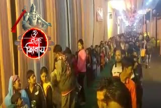 Crowd of devotees in Dudheshwar Nath temple in ghaziabad