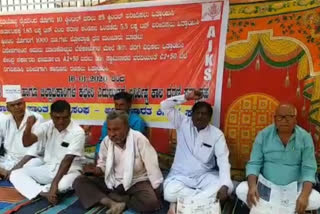 Farmers protest at low prices of  pulses in karnataka