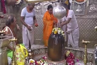 former-chief-minister-uma-bharti-seeked-blessings-of-baba-mahakal-in-ujjain