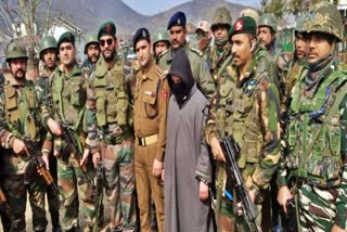 army-and-crpf-personnel-arrested-local-terrorist-of-hizbul-mujahideen