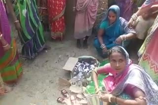 women raid on illegal liquor vendor's house, bhadrak latest news, illegal liquor business in bhadrak, ଭଦ୍ରକ ଲାଟେଷ୍ଟ ନ୍ୟୁଜ୍‌, ଭଦ୍ରକରେ ଚୋରା ମଦ ବ୍ୟାପାର, ଚୋରା ମଦ ବିକ୍ରେତାଙ୍କ ଘରେ ମହିଳାମାନଙ୍କ ଚଢାଉ