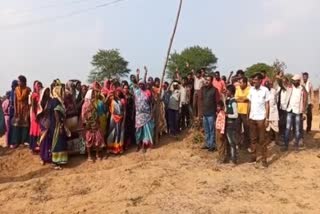 devari Villagers protest against dumping of garbage in open area by kareli Municipality in narsinghpur