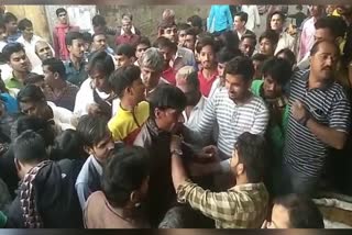 Mob thief heavily beaten with punches for stealing mobile khilchipur rajgarh