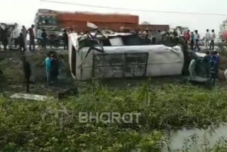 bihar 5 died 12 injured in truck bus collision in mishap road